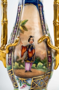 Paire de vases en porcelaine de Bayeux à décors de chinois et de pagodes fleuries