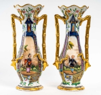 Paire de vases en porcelaine de Bayeux à décors de chinois et de pagodes fleuries