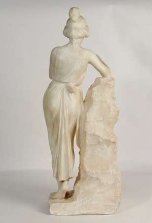 Albâtre , 19ème siècle, Femme à la flute a côté de la fontaine, flute en bronze. h:78cm, l:base:30cmx23cm.