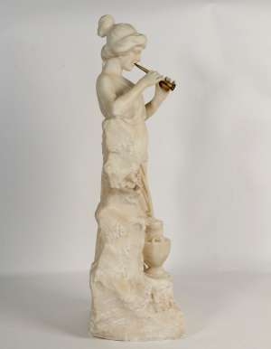 Albâtre , 19ème siècle, Femme à la flute a côté de la fontaine, flute en bronze. h:78cm, l:base:30cmx23cm.