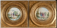 Magnifique et Grande paire de tableaux en bois et stuks dorée de forme carré, avec leurs Plaques en Porcelaine Signées