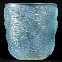 Vase « Dauphins » Verre Opalescent Patiné Bleu de René LALIQUE