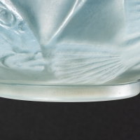 Vase &quot;Poissons&quot; verre opalescent double couche patiné bleu de René LALIQUE