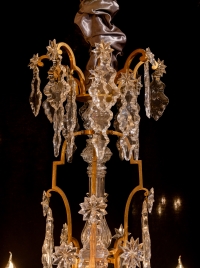 Cristalleries de Baccarat lustre de style Louis XVI en bronze doré et décor de cristal taillé vers 1860-1870
