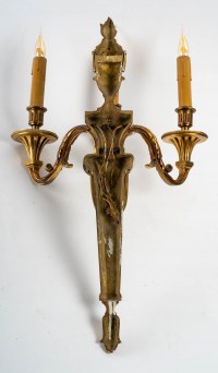 Importante suite de quatre appliques en bronze à trois lumières, style Louis XV, XXème.
