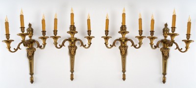 Importante suite de quatre appliques en bronze à trois lumières, style Louis XV, XXème.||||||||