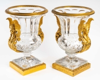 Paire d&#039;importants vases Médicis bronze doré et cristal