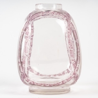 Vase « Guirlandes de Roses » verre blanc patiné rose de René LALIQUE