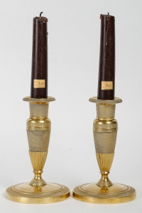 Paire de petits bougeoirs dit « Ragots » en bronze doré époque Empire vers 1810