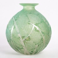 Vase &quot;Milan&quot; verre blanc patiné vert de René LALIQUE