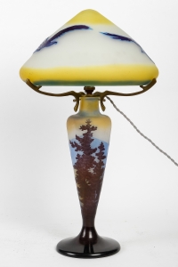 Émile GALLE (1846-1904) « Paysage Vosgien » Lampe en verre multicouches circa 1900