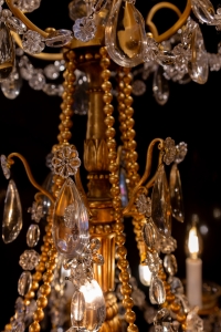 Lustre en bois et bronze doré de style Louis XVI à décor de cristal taillé vers 1880
