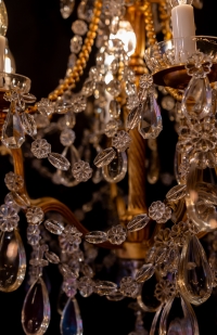Lustre en bois et bronze doré de style Louis XVI à décor de cristal taillé vers 1880