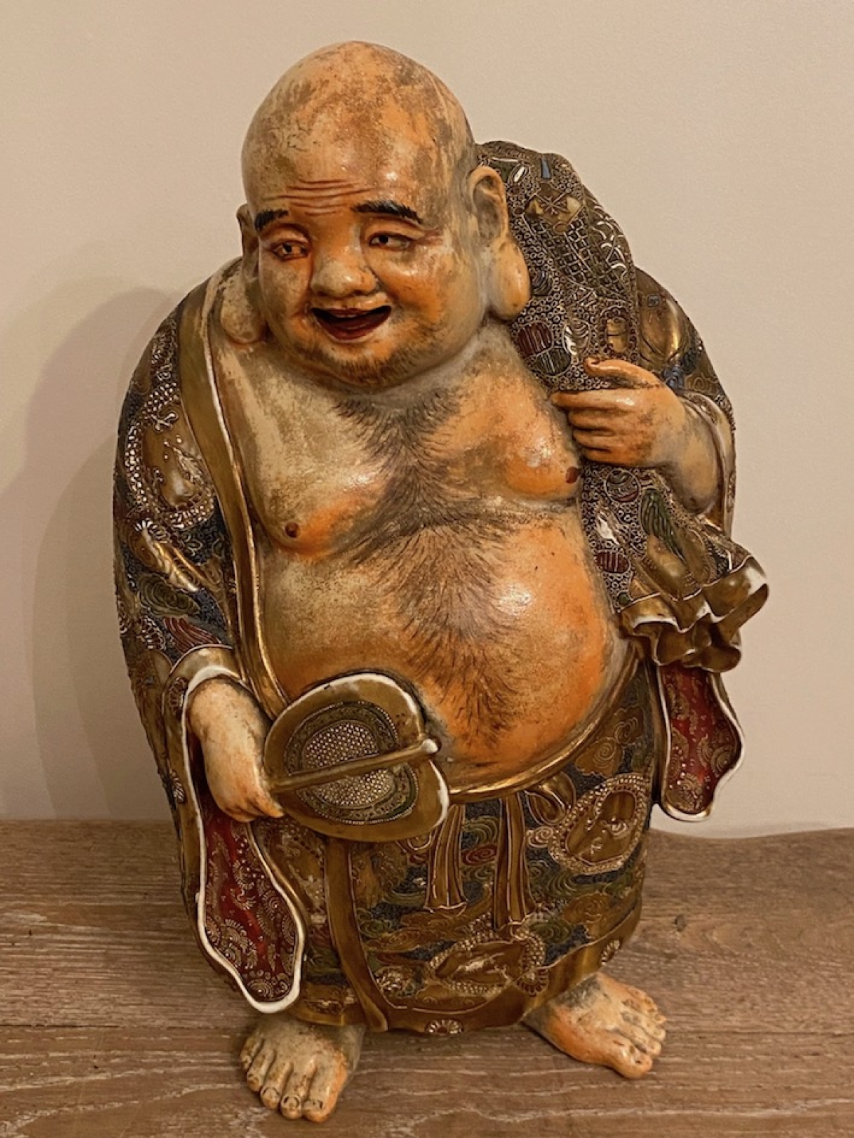 Le Marché Biron - un important boudha en porcelaine de Satsuma