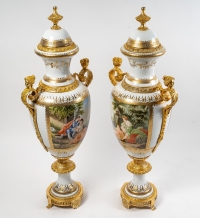 Paire de vases de Sèvres blancs émaillés, monture en bronze doré