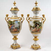 Paire de vases de Sèvres blancs émaillés, monture en bronze doré