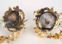 Paire de bougeoirs, style Louis XV en bronze doré et porcelaine