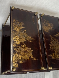 1950′ Paire de Tables Maison Baguès Décor Bambou en Bronze Doré Avec Plateaux Laque de Chine