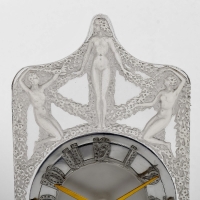 Pendule « Hélène » verre blanc patiné gris de René LALIQUE - Mouvement mécanique Oméga