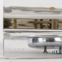 Pendule « Hélène » verre blanc patiné gris de René LALIQUE - Mouvement mécanique Oméga