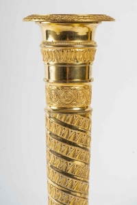 Paire de bougeoirs montés en lampes en bronze ciselé doré à décor de Rais de Cœurs d’époque Directoire vers 1798