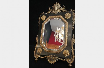 Miroir de table en bronze ciselé et doré reposant sur de l&#039;ébène||