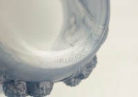 René LALIQUE (1860-1945) Vase Mûres en verre blanc moulé-pressé patiné bleu