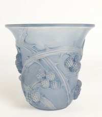René LALIQUE (1860-1945) Vase Mûres en verre blanc moulé-pressé patiné bleu