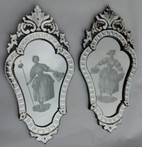 1920/40 Paire De Miroirs Aux Elégantes