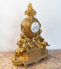 Pendule en bronze doré et ciselée d&#039;époque Napoléon III