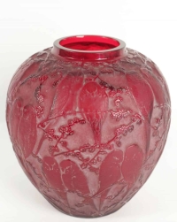 René Lalique: Red &quot;Parakeets&quot; Vase