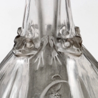 Carafe &quot;Sirènes et Grenouilles&quot; verre blanc patiné gris de René LALIQUE
