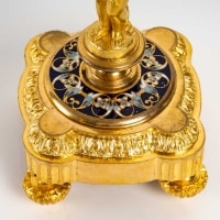Paire de bougeoirs flambeaux en bronze doré et cloisonné, époque Napoléon III.