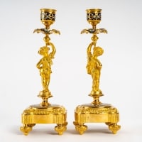 Paire de bougeoirs flambeaux en bronze doré et cloisonné, époque Napoléon III.