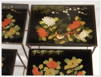 1970&#039; Paire de Séries de 3 Tables Gigognes Style Maison Baguès Décor Bambou en Bronze Doré Plateaux Laque de Chine Noire Décor de Fleurs Avec Oiseaux