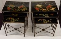 1970&#039; Paire de Séries de 3 Tables Gigognes Style Maison Baguès Décor Bambou en Bronze Doré Plateaux Laque de Chine Noire Décor de Fleurs Avec Oiseaux