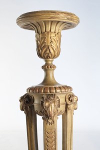 Stèle, présentoir, bois sculpté, doré et peint, XIXème siècle, époque Napoléon III