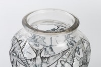 Vase « Hirondelles » verre blanc émaillé bleu de René LALIQUE