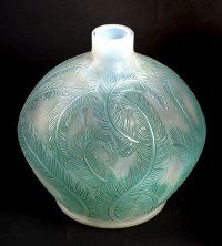 Vase « Plumes » verre opalescent double couche patiné vert de René LALIQUE