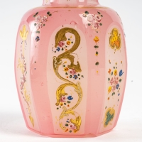 Flacon de parfum rose et blanc émaillé d&#039;or, XIXème siècle
