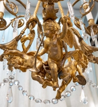 Lustre en bronze doré avec amours, pampilles en cristal, fin XIXème siècle
