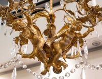 Lustre en bronze doré avec amours, pampilles en cristal, fin XIXème siècle