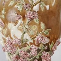 Vase en barbotine à décor en pâte sur pâte de putti et fleurs, signé Carrier-Belleuse pour la faïencerie de Choisy Le Roi, circa 1890
