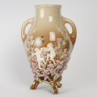Vase en barbotine à décor en pâte sur pâte de putti et fleurs, signé Carrier-Belleuse pour la faïencerie de Choisy Le Roi, circa 1890