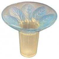 René Lalique :Vase &quot;Violettes&quot; Opalescent