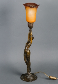 lampe en bronze patiné représentant une femme retenant une tulipe en pâte de verre.  Époque Art Nouveau vers 1900.  Signé Firmin Bate