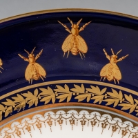 Paire d&#039;assiettes en porcelaine de Sèvres, peintes d&#039;après Winterhalter figurant Napoléon III et Eugénie.
