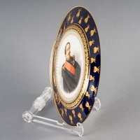 Paire d&#039;assiettes en porcelaine de Sèvres, peintes d&#039;après Winterhalter figurant Napoléon III et Eugénie.