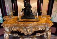 Italie XVIIIème siècle Importante console laquée et dorée à plateau à l’imitation du marbre de Sienne