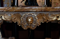 Italie XVIIIème siècle Importante console laquée et dorée à plateau à l’imitation du marbre de Sienne
